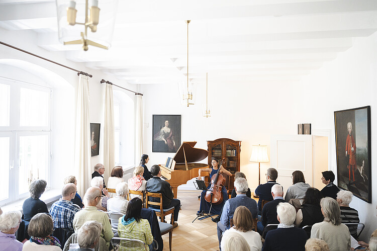 Konzert mit zwei Musikerinnen vor Publikum.